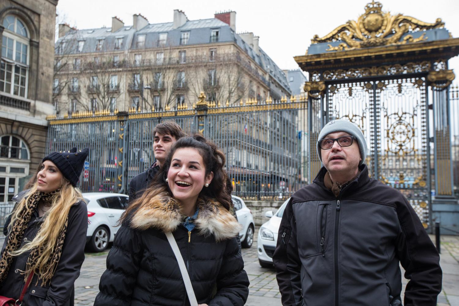 <a href='http://ntwx.longhai66.com'>博彩网址大全</a> French Professor Pascal Rollet leads students on a study tour in Paris.